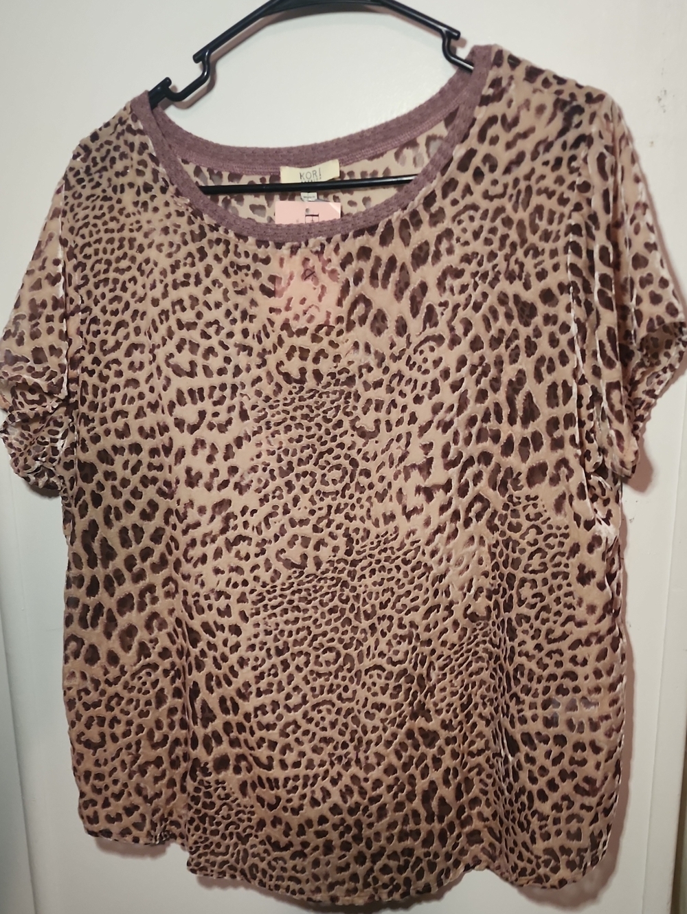 Kori Leopard Print Short Sleeve Tee in Taupe and Brown